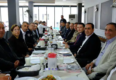 Birecik Belediyesi muhtarları özel bir yemekte bir araya getirdi