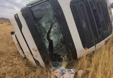 Kurtalan yolunda kamyon kazası sürücü hastanelik oldu