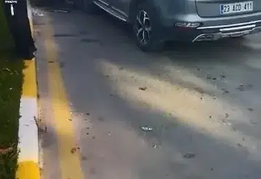 Elazığ Mustafapaşa Caddesi üzerinde üç araç birbirine girdi