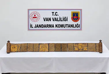 Van'da jandarma ekipleri altın yaldızlı tarihi Tevrat ele geçirdi