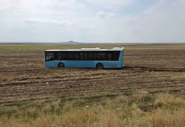 Diyarbakır yolunda yolcu otobüsü tarlaya girdi