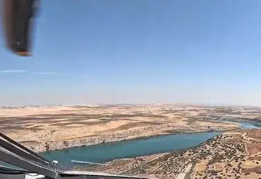 GÖKBEY'in gözünden kadim şehir: Fırat Nehri üzerindeki süzülüşü kokpit kamerasına yansıdı
