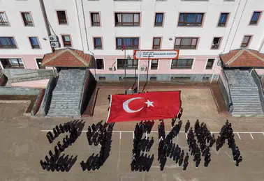 Siverekli öğrenciler Cumhuriyet coşkusunu koreografiyle kutladı