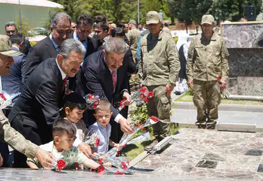 Şırnak Valisi Ekici Mehmetçikle bayramlaştı
