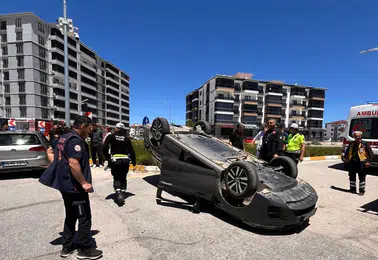 Elazığ'da iki araç çarpıştı Otomobil ters döndü, iki kişi yaralandı