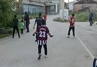 Jandarma ve köylü çocuklar sahada dostluk maçı yaptı