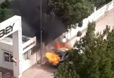 Diyarbakır'da seyir halindeki otomobil patlayarak yandı