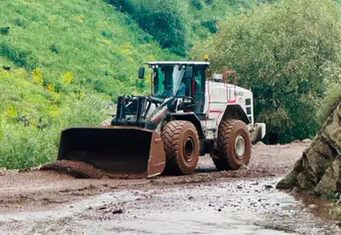 Yüksekova’da dağdan kopan kayalar yolu trafiğe kapattı