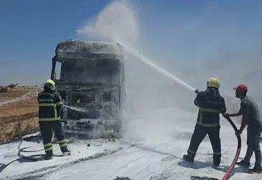 Eyyübiye ilçesinde park halindeki saman yüklü tır alevlere teslim oldu