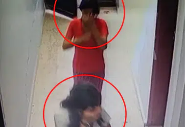 Mardin'de kapıları zorlayan iki kadın güvenlik kamerasında