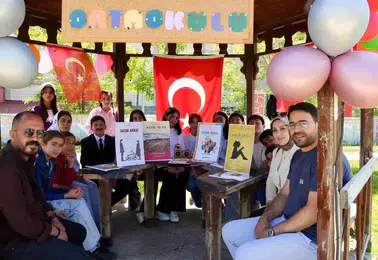 Ağrılı öğrenciler kitapları sahnede ve tuvalde yaşattı