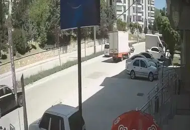 Elazığ’da kontrolden çıkan otomobil faciaya davetiye çıkardı