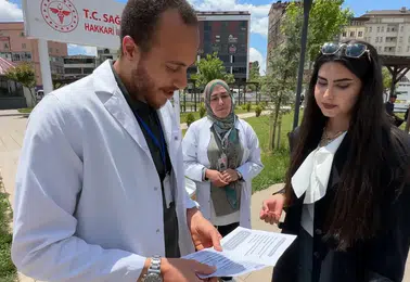 Yüksekova’da sağlıkçılardan sahada sigarayla mücadele hamlesi