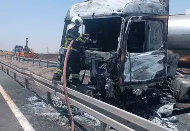 Mardin yolunda seyir halindeki tır alevlere teslim oldu