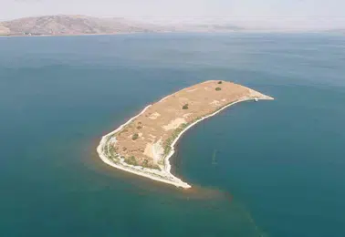 Hazar Gölü'nün gözbebeği Tavşan Adası turizme açılıyor
