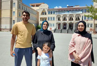 43 yaşındaki anne çocuklarıyla aynı sınav sırasında ter döktü