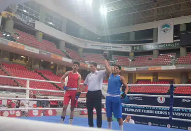 Cizreli boksör Muhammed Kayseri’deki şampiyonada adını çeyrek finale yazdırdı