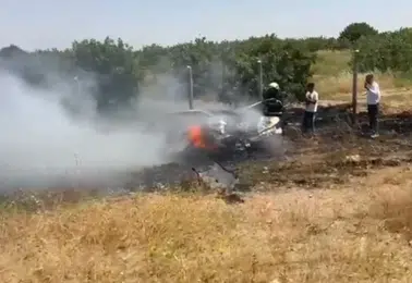 Şanlıurfa’da kaza yapan araç alev alınca paraları kurtarma telaşı başladı