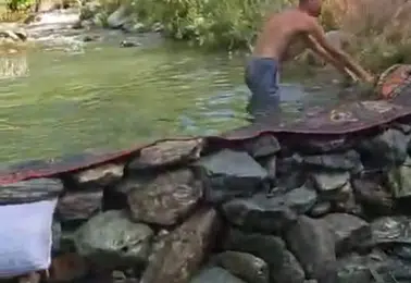 Elazığlı köy sakinleri bunaltıcı sıcaklara karşı dereyi doğal havuza dönüştürdü