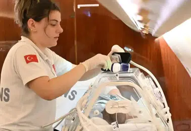 Şırnaklı minik bebeğin kalp tedavisi için İstanbul yolculuğu başladı
