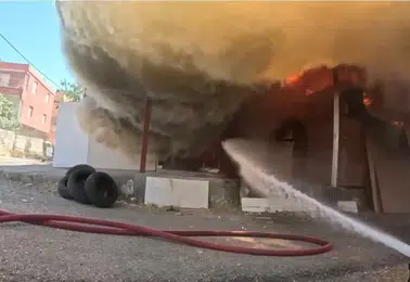 Diyarbakırda marangoz atölyesindeki yangın anı kask kamerasında görüntülendi