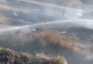 Karakoçan ilçesindeki arazi yangını ekiplerin hızlı müdahalesiyle kısa sürede söndürüldü