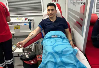 Çermik Kaymakamı Adem Karataş Kızılay aracında kan verdi