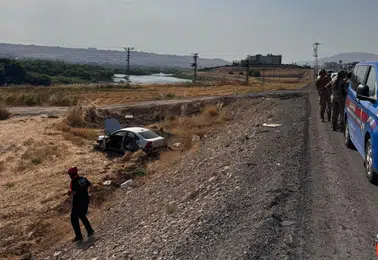 Cizre yolunda şarampole uçan otomobilde iki kişi yaralandı