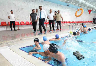 Ağrı'da minikler ücretsiz yüzme kursuyla profesyonel eğitim alıyor