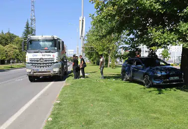 Elazığ Malatya Caddesinde beton mikseriyle çarpışan otomobilde 5 kişi yaralandı
