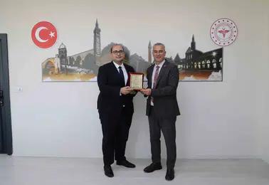 Dicle İlçe Sağlık Müdürü Köse’ye Tayin Öncesi Veda Plaketi