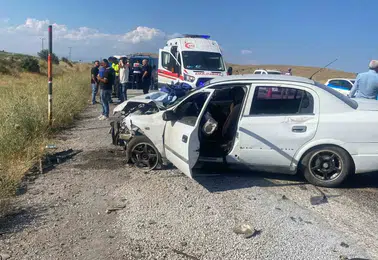 Bitlis Tatvan yolunda iki otomobilin çarpışması sonucu altı kişi yaralandı