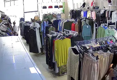 Elazığ merkezindeki bir mağazada yaşanan hırsızlık anları güvenlik kamerasına yansıdı