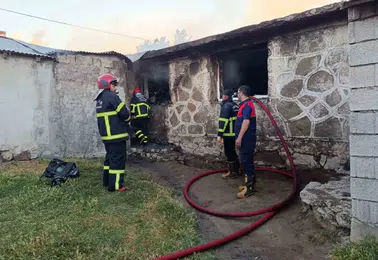Yoldan geçen tır şoförü 22 kişilik aileyi yangından son anda kurtardı