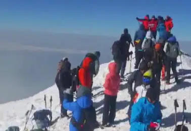 Ağrı Dağı zirvesinde dondurucu soğuğa rağmen tırmanış başarıyla tamamlandı