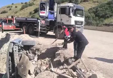 Yüksekova Van yolunda otomobil devrildi üç kişi yaralandı