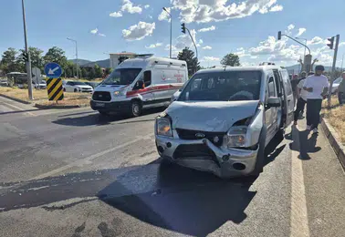 Bingöl merkezde yaşanan trafik kazasında iki araç çarpıştı ve iki kişi yaralandı