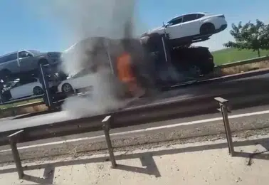 Viranşehir yolunda otomobil yüklü tır yangını paniğe yol açtı