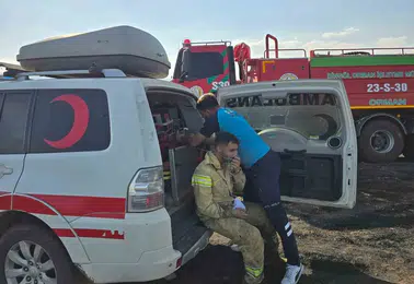Bingöl Genç’te buğday tarlasındaki yangını söndürmeye çalışan 4 görevli hastanelik oldu