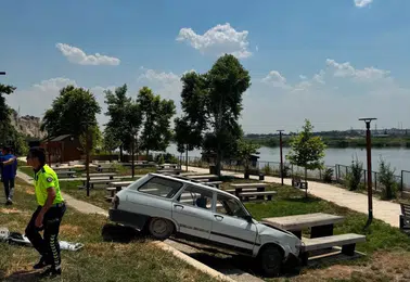 Birecik ilçesinde kontrolden çıkan araç millet bahçesine girdi