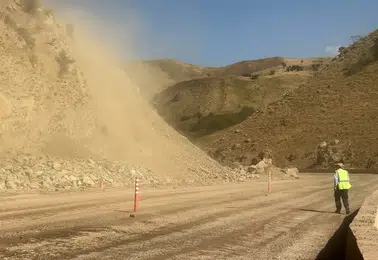 Yüksekova ile Van arasındaki ulaşım kaya kütleleri yüzünden durma noktasına geldi