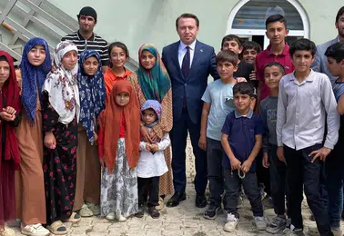 Yüksekova Kaymakamı Köylü Çocukların Yüzme Hayalini Gerçekleştirdi