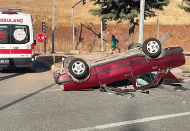 Elazığ'da iki otomobil çarpıştı, Tofaş takla attı 7 yaralı