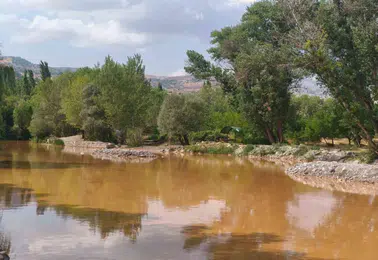 Tunceli’de sağanak yağış sonrası Tağar Çayı kahverengiye büründü