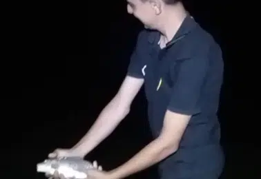 Elazığlı balıkçıdan yavru balıklara sevgi dolu veda