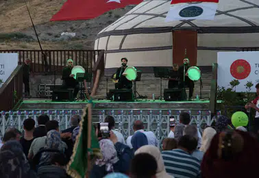 Mevlid Kandili'nde Ahlat'ta ilahi gecesi tam not aldı