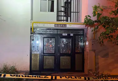 Temel kazısı sırasında çatırdayan bina boşaltıldı