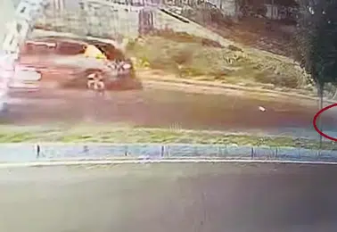 Diyarbakırda ters yöne giren motosikletli otomobille çarpıştı