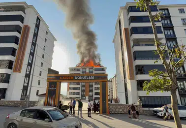 Apartmanın çatısında yangın paniği