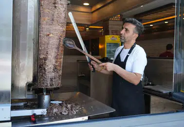 Muşta dönerciler kavurucu sıcakta ateş başında ter döküyor